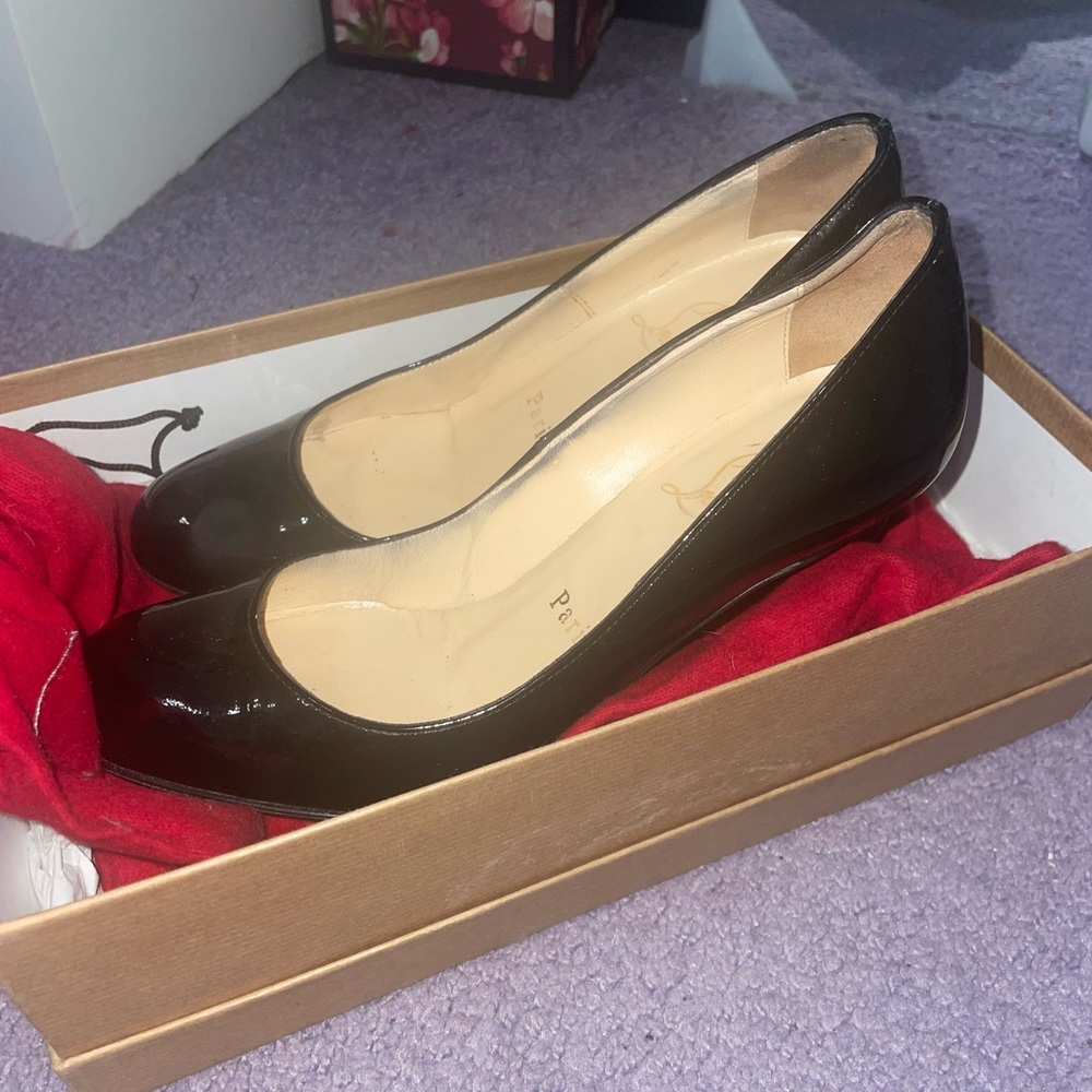 AUTHENTIC RED BOTTOM LOUBUITONS SIZE 34
